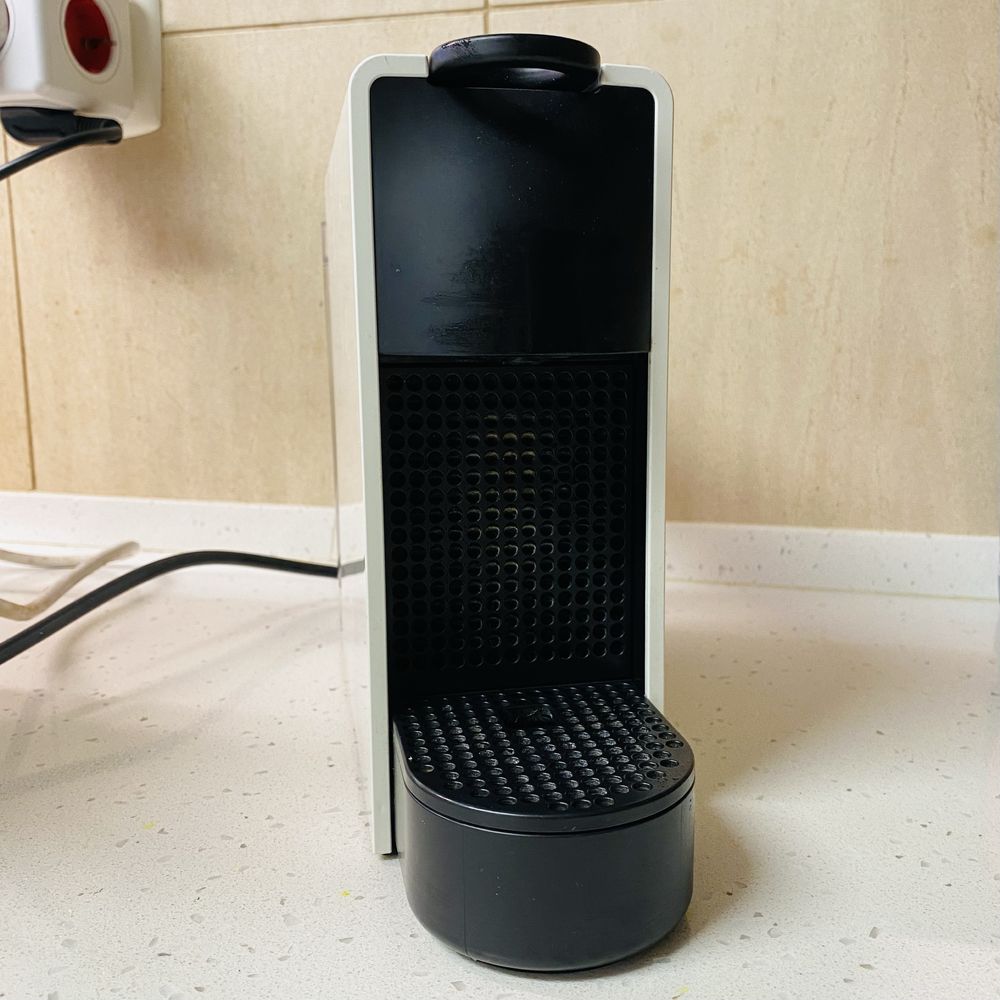 Máquina de Café Nespresso Essenza Mini - Ótimo Estado