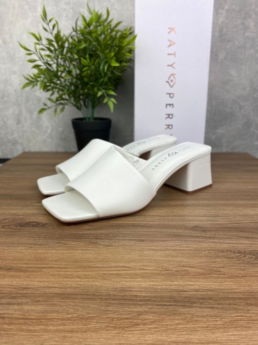 Eleganckie sandały Katy Perry The Gemm Slide r. 40 – kremowe na słupku