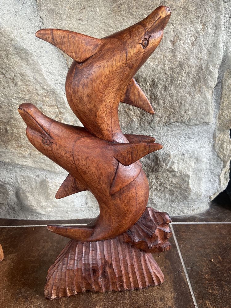 Rzezba delfin z drewna suar