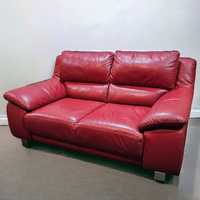 Кожаный  двухместный диван  красного  цвета . Италия.  Б/у
