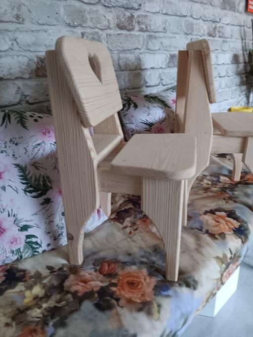 Zestaw dwóch krzesełek dziecięcych do domku drewnianego lub sesji zdję