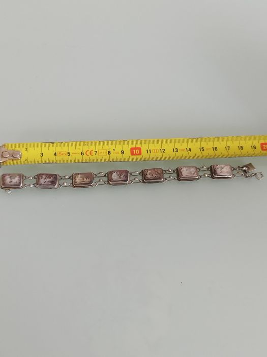 Lindo pulseira de prata antiga com camafeus.. Marca de prata no fecham