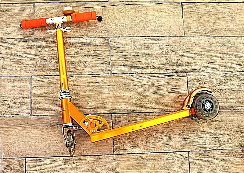 HULAJNOGA trójkołowa dla dzieci SCOOTER  w kolorze złotym  WYPRZEDAŻ