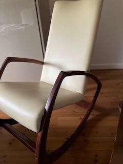 Fotel bujany - nowoczesny wzór z drewna