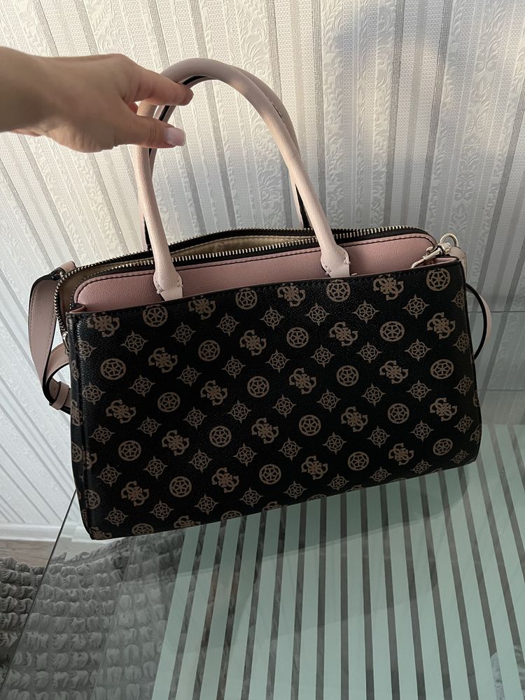 Сумка Guess.