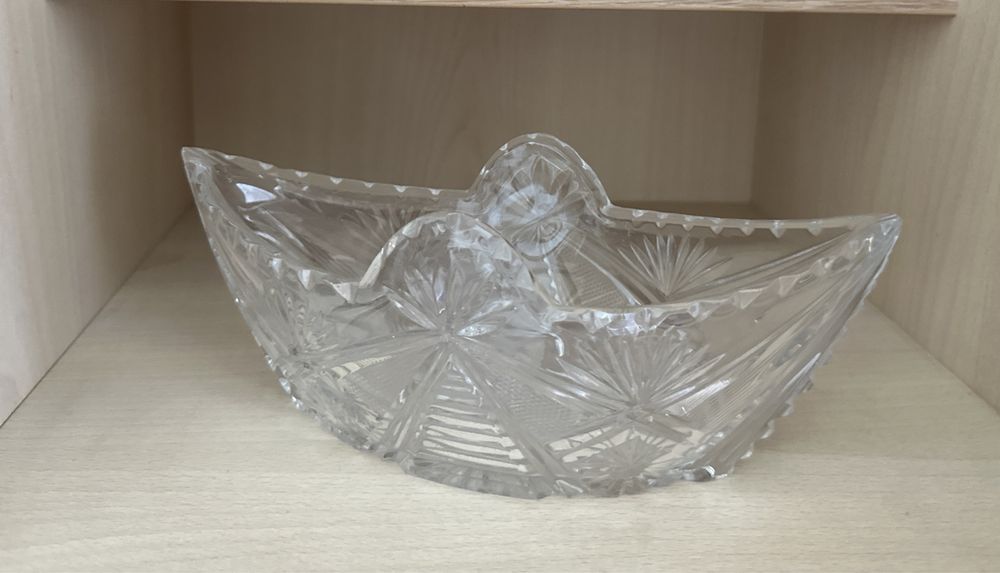Кришталева салатниця у формі човника