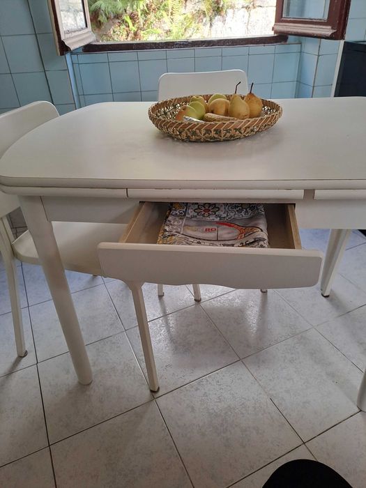 Mesa e quatro cadeiras
