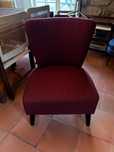Cadeira Estofada Borgonha – Elegante e Confortável