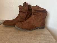 Botas castanhas com um pouco de salto