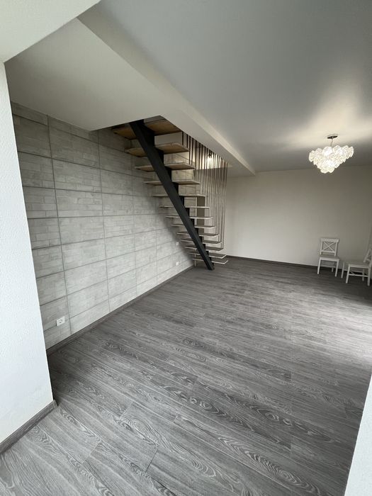 Продаж трикімнатної дворівневої квартири  Космонавтів.       ID-50-2