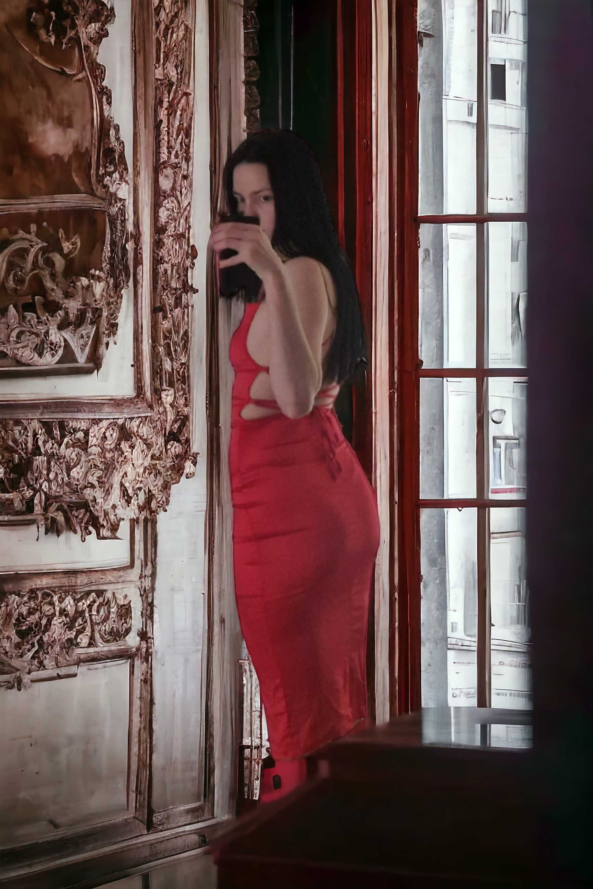 Вечірня сатінова сукня.
червона. з відкритою спиною.
