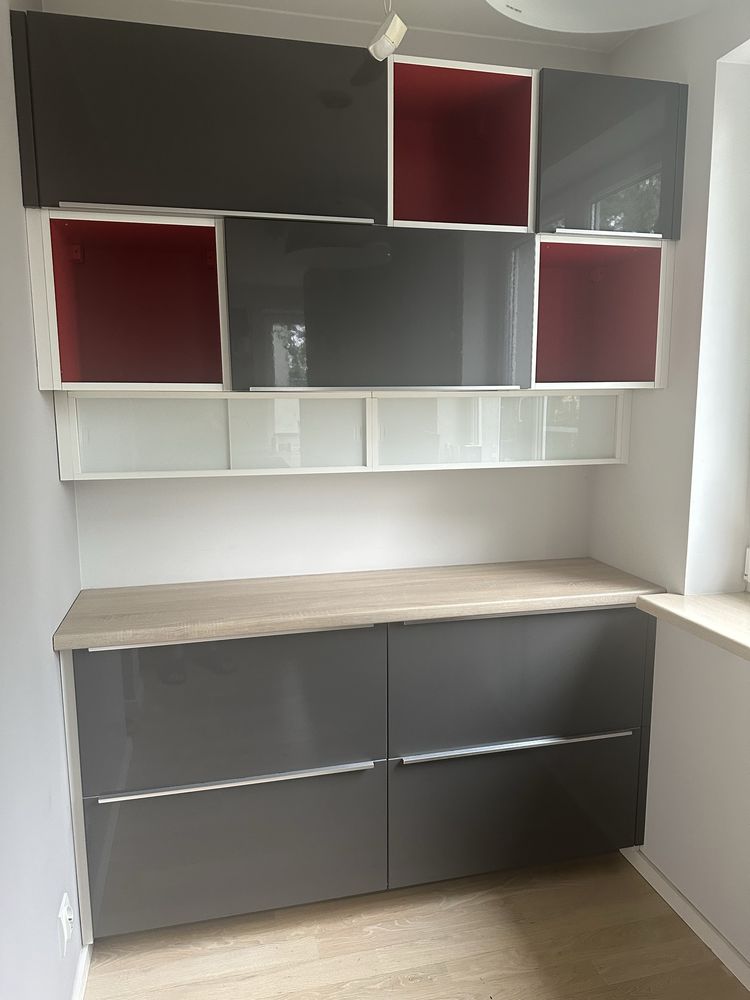 Kuchnia Ikea z lodowka w zabudowie.