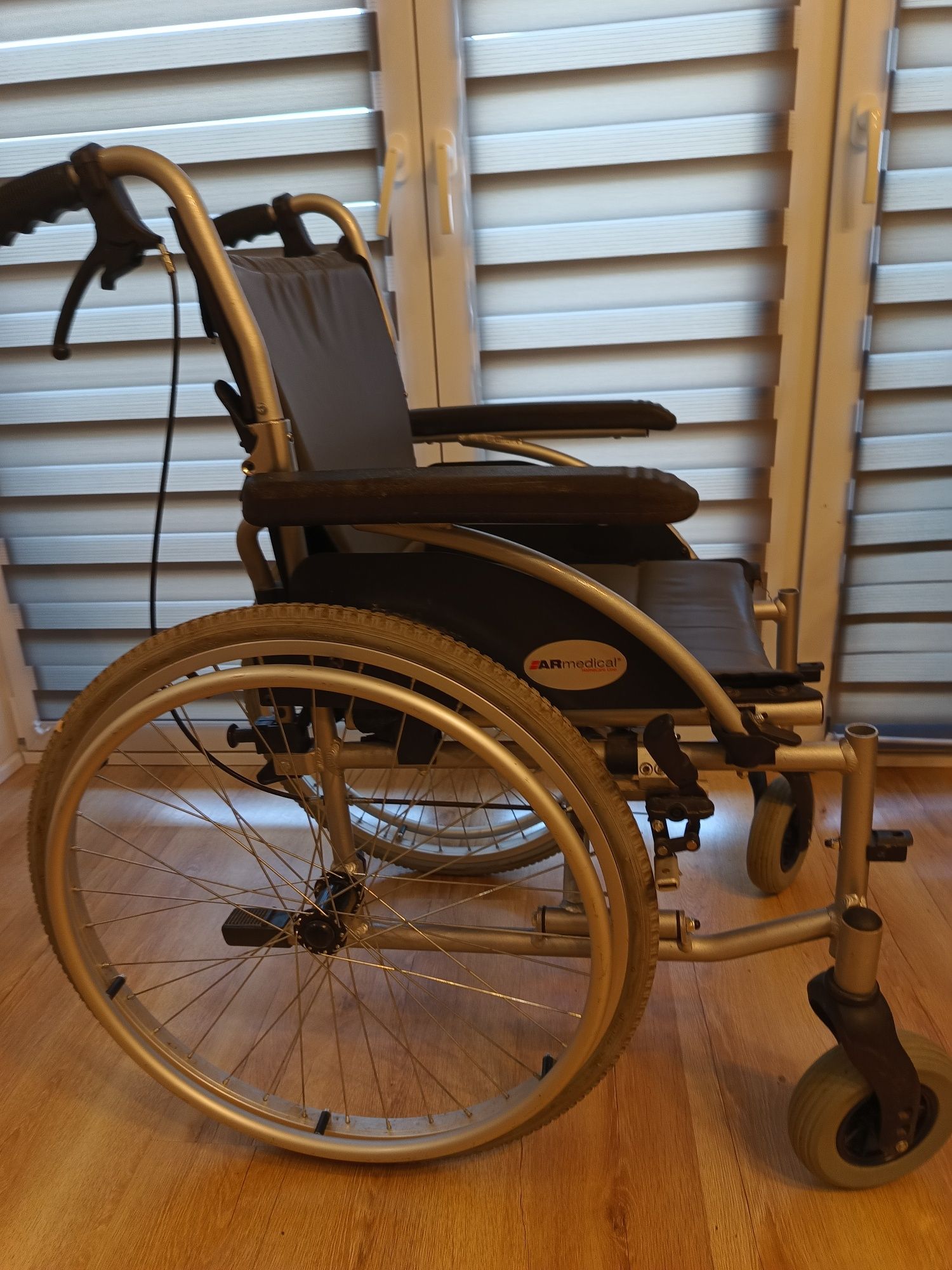 Wózek inwalidzki ARmedical Ergonomic AR300  lekki siedzisko 43 cm
SUPE