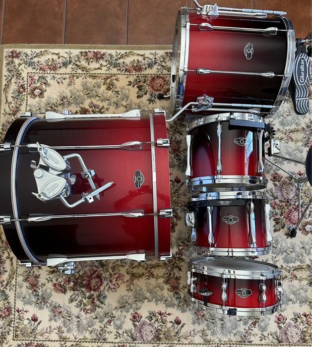 Bateria Tama Superstar (ferragens, pedais e pratos)
