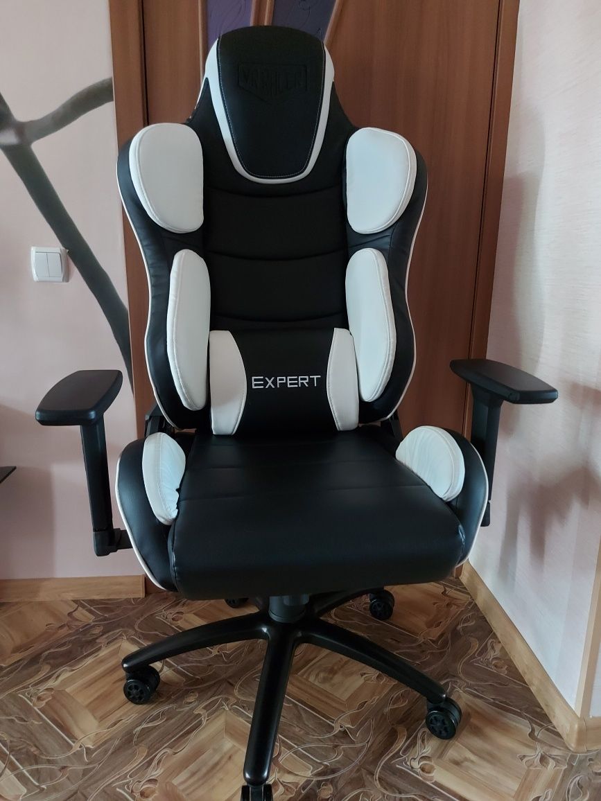 Геймерское кресло VR Rаcer Expert idol чёрный/белый