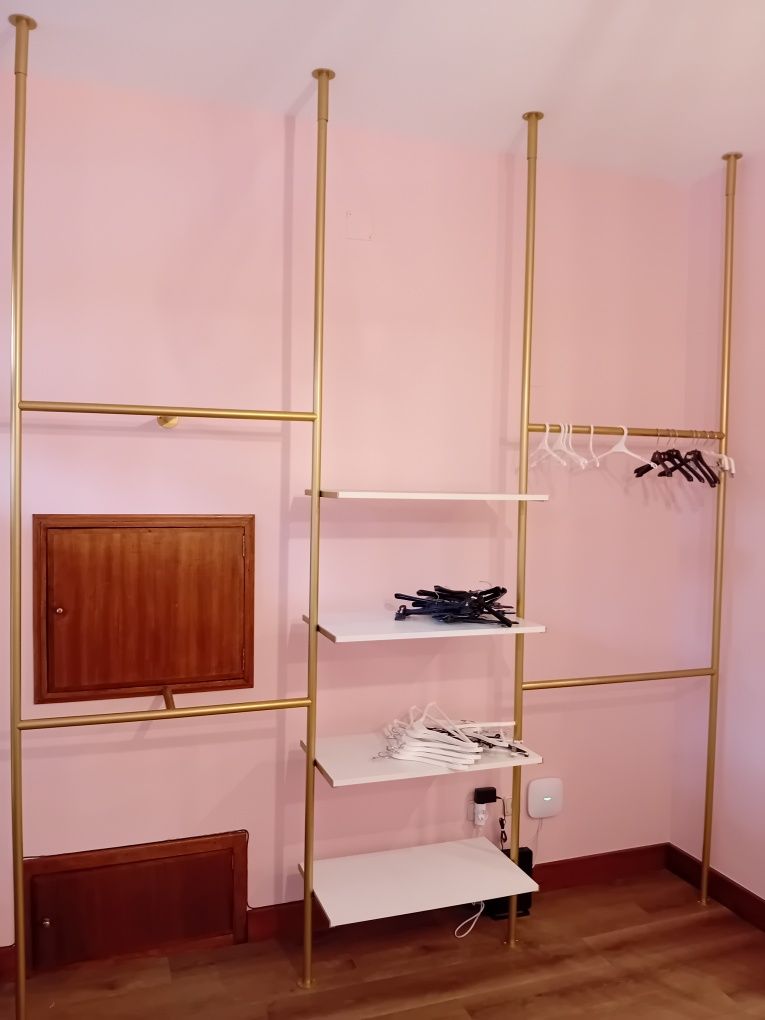 Mobiliário para loja de roupa