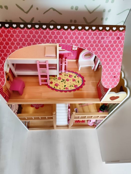 Drewniany domek z oświetleniem