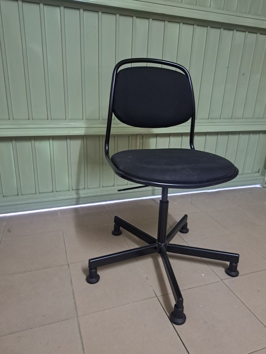 cadeira preta ikea