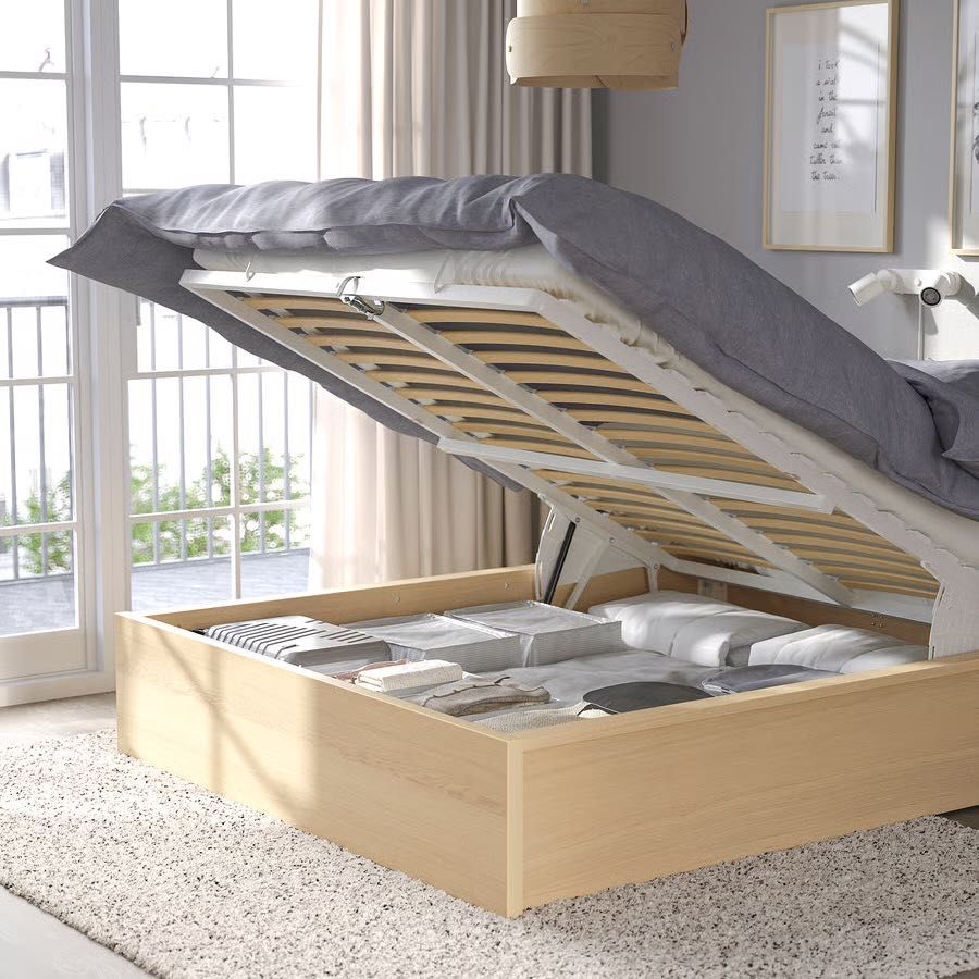 Ikea MALM
Łóżko z pojemnik. okleina dębowa bejcowana na biało 140x200