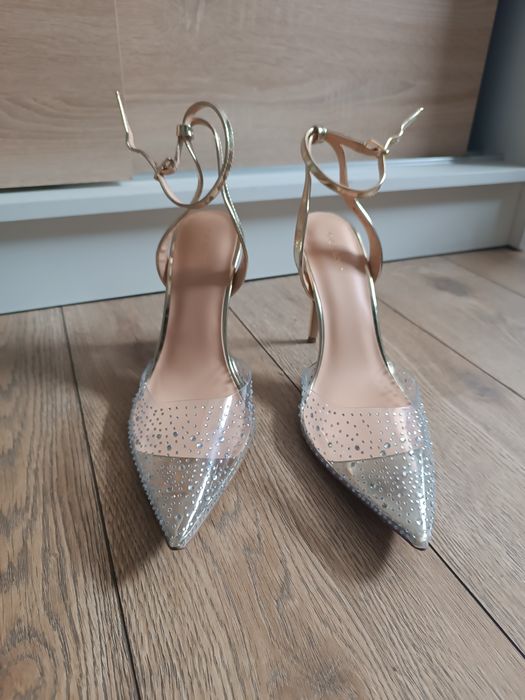 Transparentne szpilki