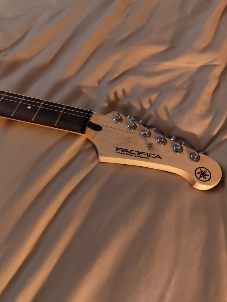 Guitarra elétrica Yamaha Pacifica 120 H