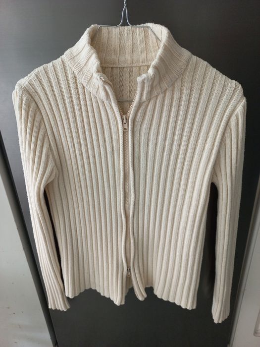 Casaco canelado bege em malha com fecho duplo