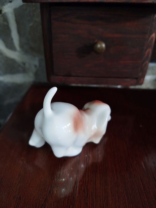 Stara figurka pieska z porcelany