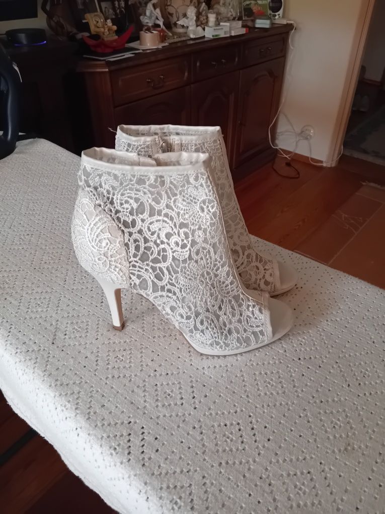 Nowe szpilki z koronki