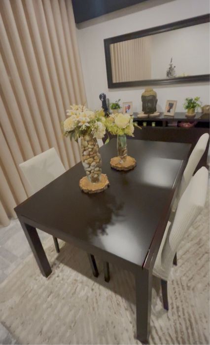 Mesa de sala extensivel e 4 cadeiras