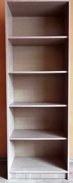 Regał z półkami na książki