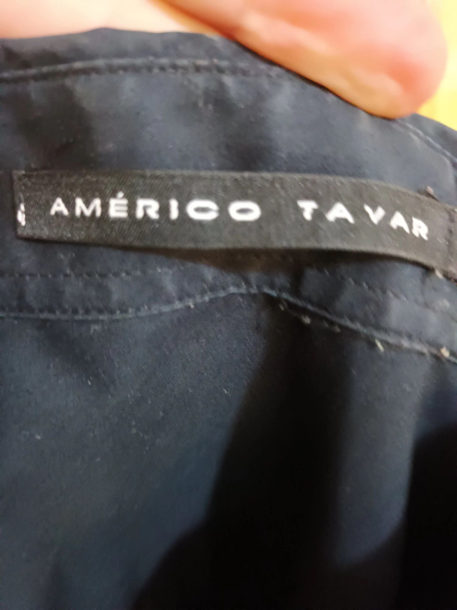 Camisa preta com bordado, Américo Tavar