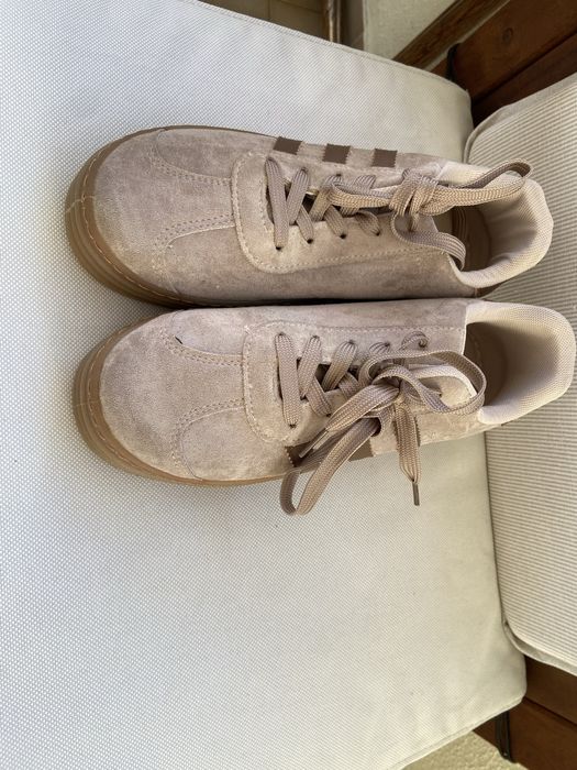 Sapatilhas bege com plataforma