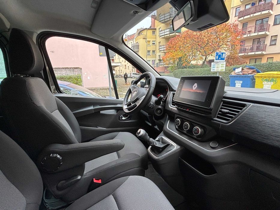 Wypożyczalnia Wynajem bus 9 osobowy Renault Trafic long 2024r.