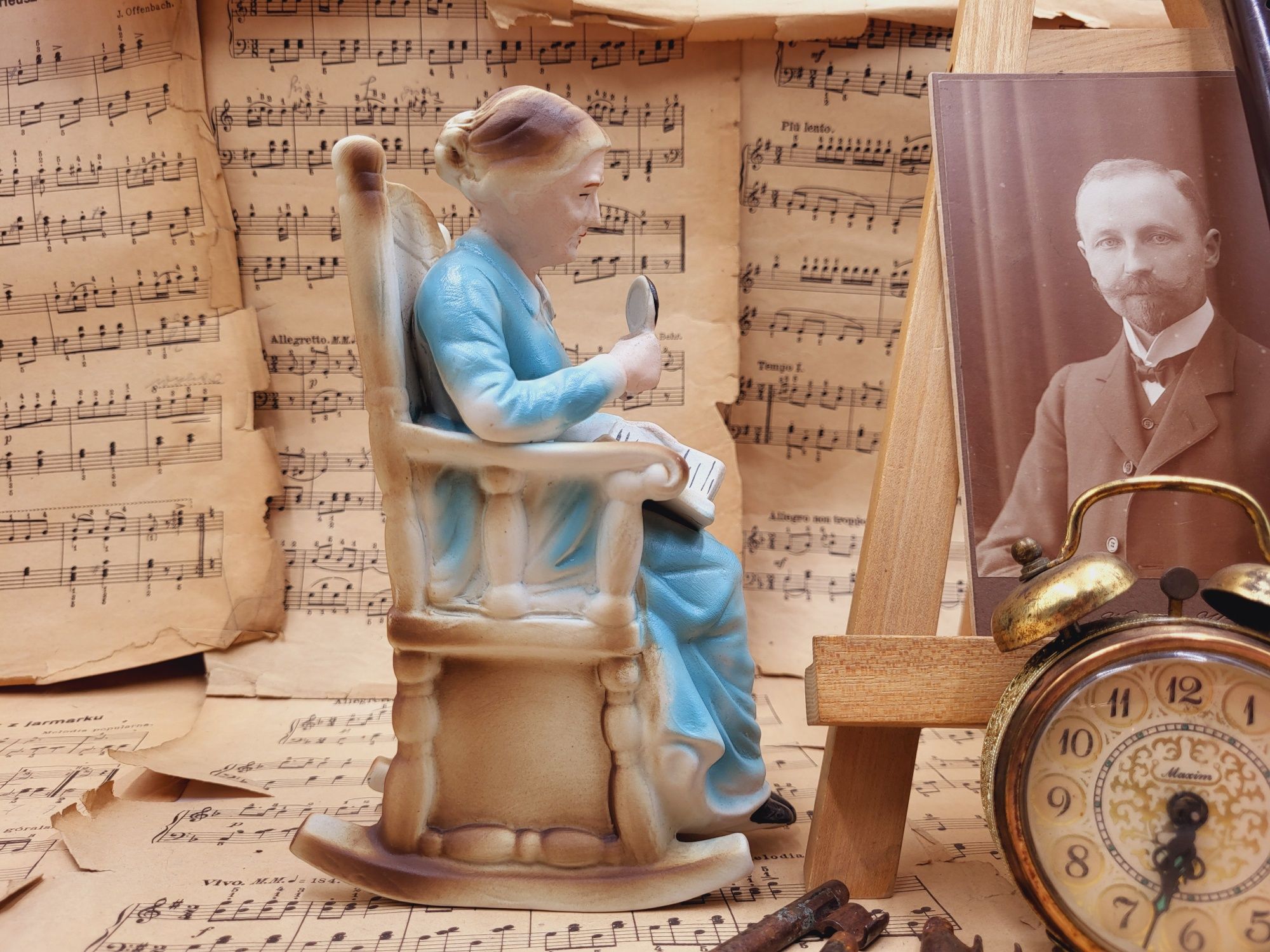 Stara porcelanowa biskwitowa figurka babci na fotelu