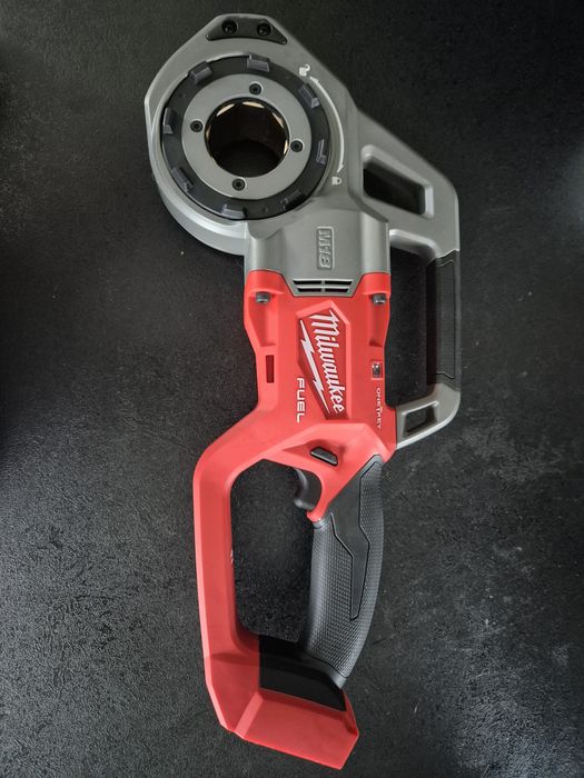 Akumulatorowa gwintownica do rur MILWAUKEE M18 FPT114 NOWA