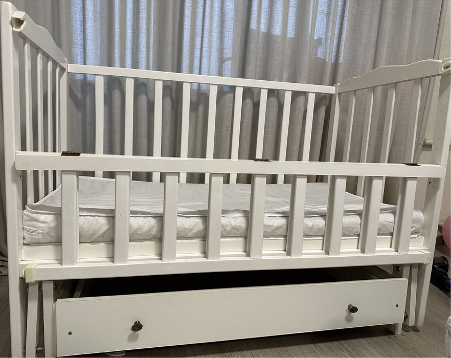 Дитяче ліжечко, кроватка, кроватка с маятником та ящиком