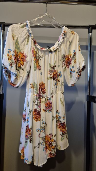 Krótki kombinezon w kwiaty BERSHKA M 100% wiskoza