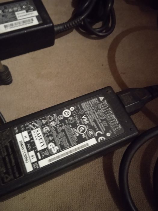 Продам зарядки для ноутбуков разные недорого