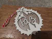Bola de natal com fundo prateado