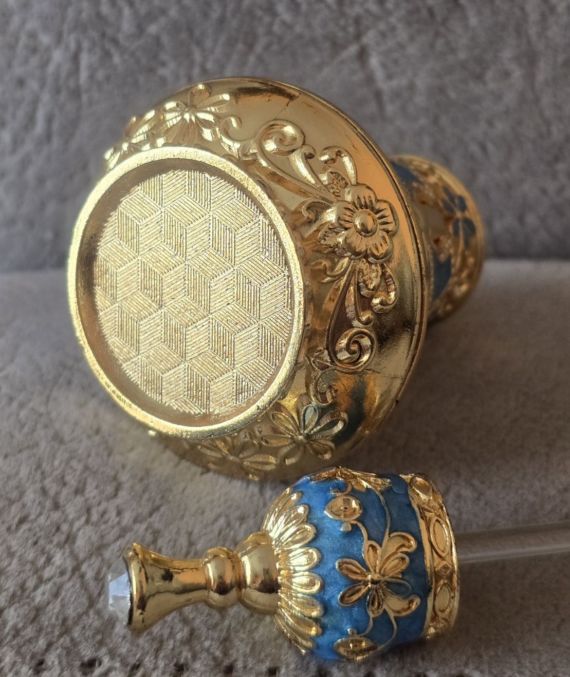 Piękny flakon buteleczka pojemnik na perfumy złocona w stylu Faberge.