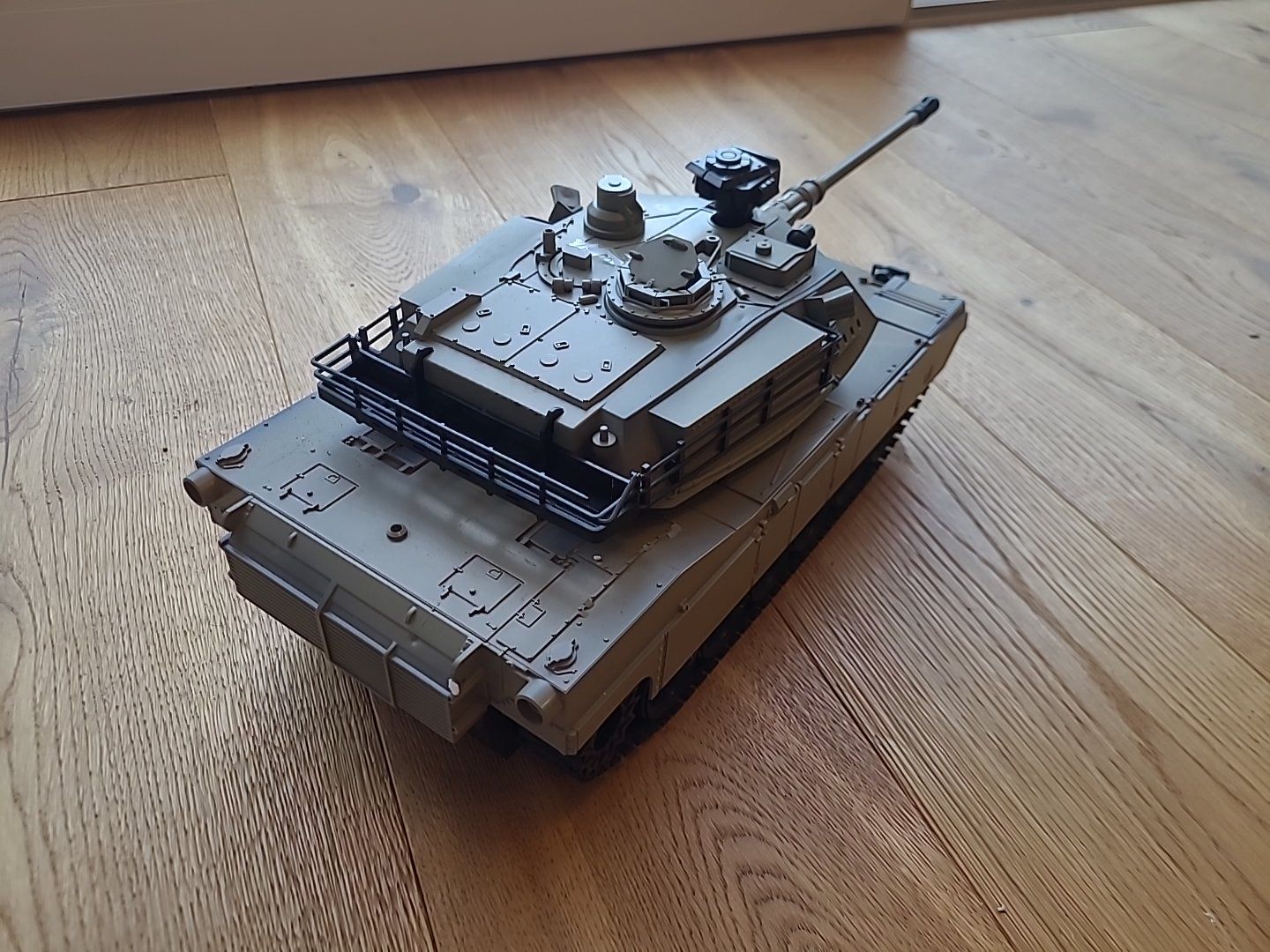 Czołg tank Abrams M1A2 zdalnie sterowany, skala 1:18