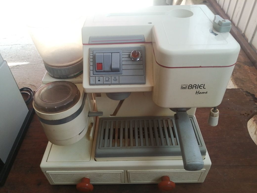 Três máquinas de café usadas