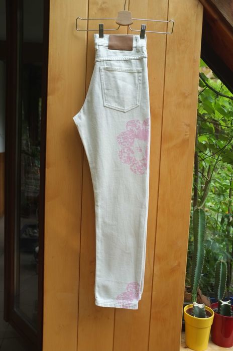 białe jeansy Special Print Denim Pleasures Now model 90's jeans