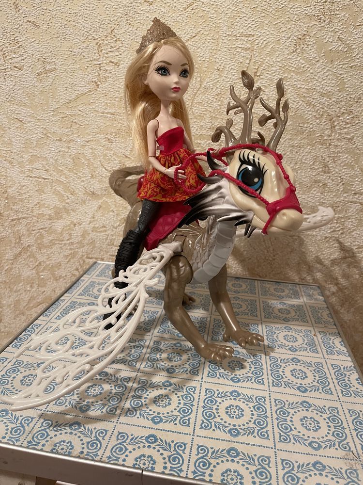 Лялька Apple White Ever After High Эпл Вайт с драконом