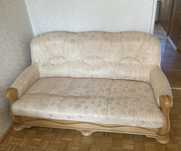 Zesraw mebli - sofa i fotel z drewnianymi elementami