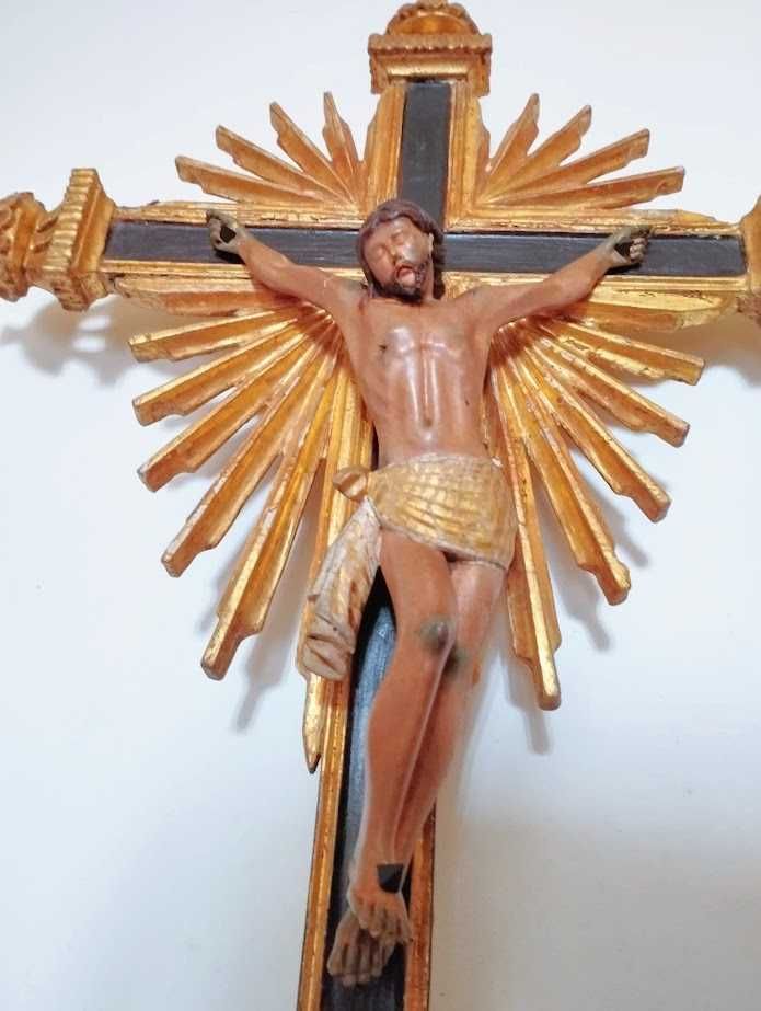 Enorme e antigo Cristo na cruz em talha dourada