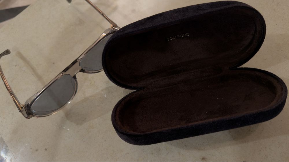 Óculos de Sol Tom Ford – acetato translúcido fumado | lentes cinza