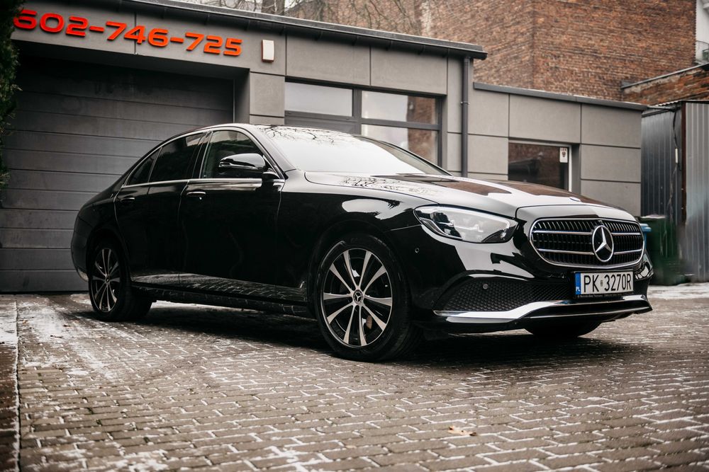Auto do ślubu Mercedes E klasa czarna limuzyna Kalisz Ostrów