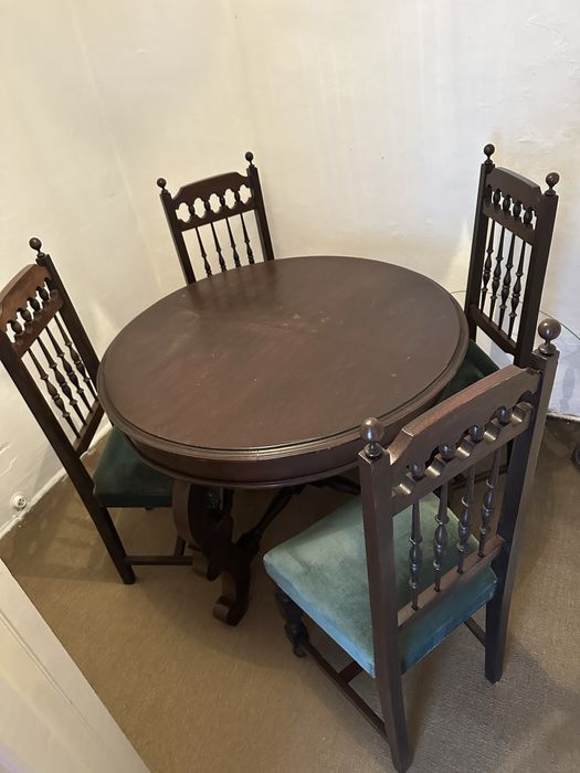 Mesa redonda de madeira