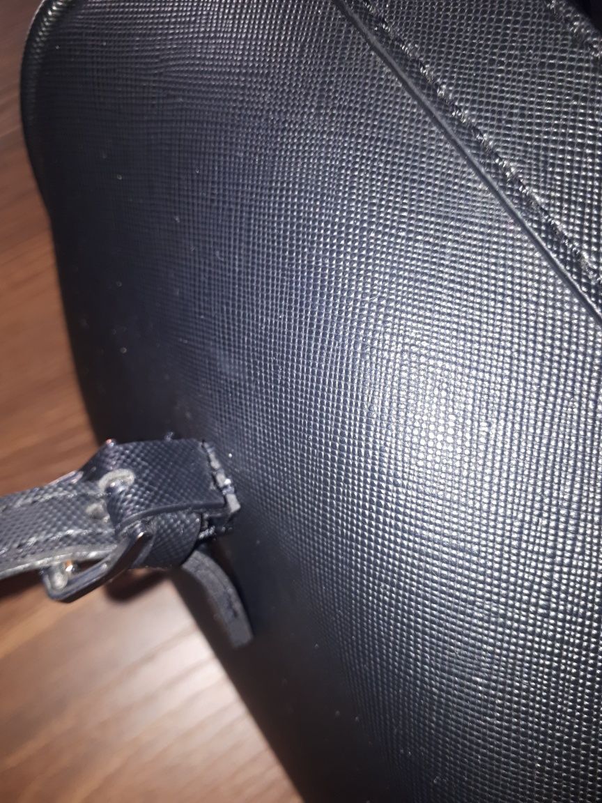 Torebka / kuferek Guess zakupiona za 500 PLN.
